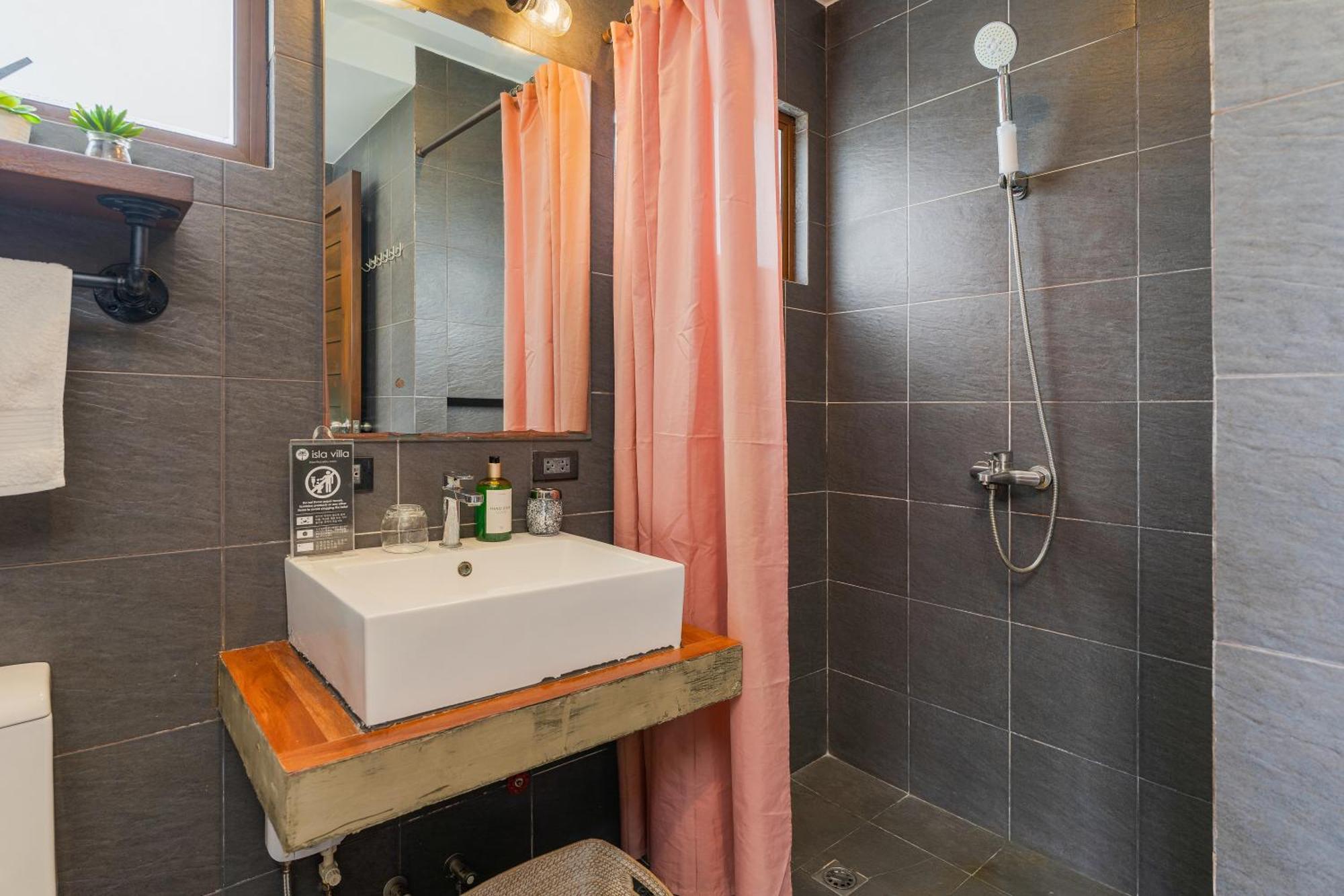 Isla Villa 1 Amazing Waterfall Pool House Near Beach, Bars & Restaurants 막탄 외부 사진